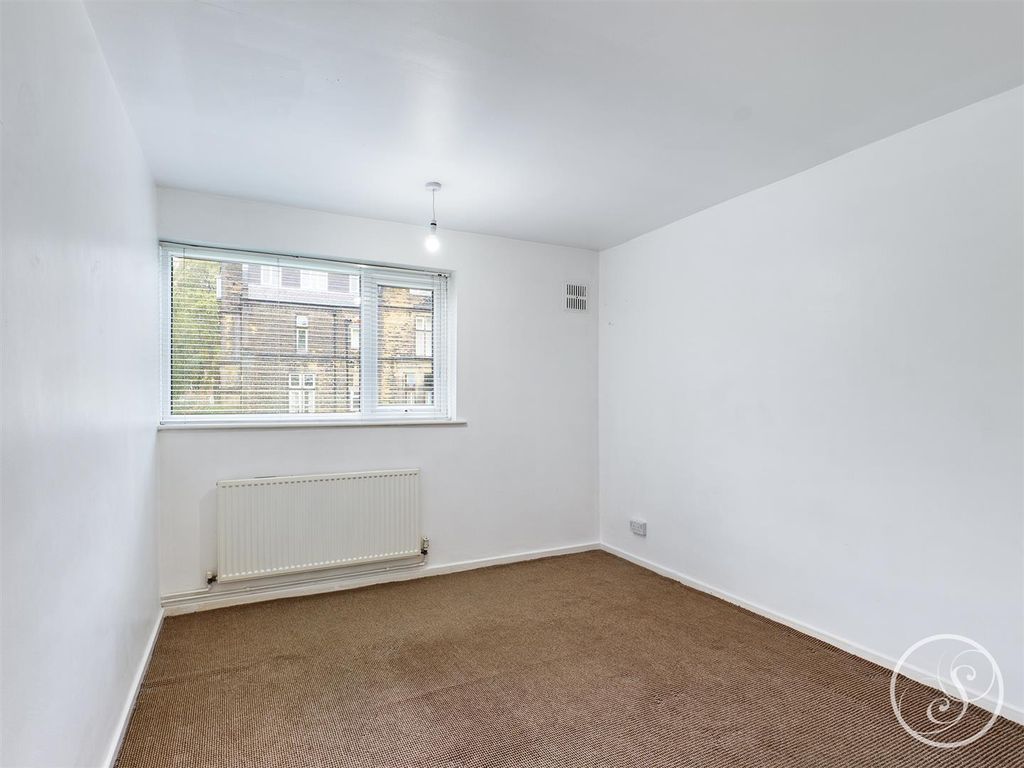 Property photo 3 of 7 Bed 1