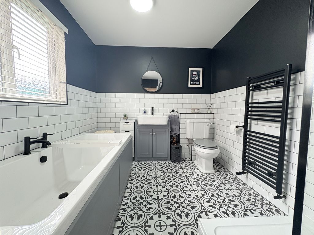 Property photo 1 of 11 Bathroom