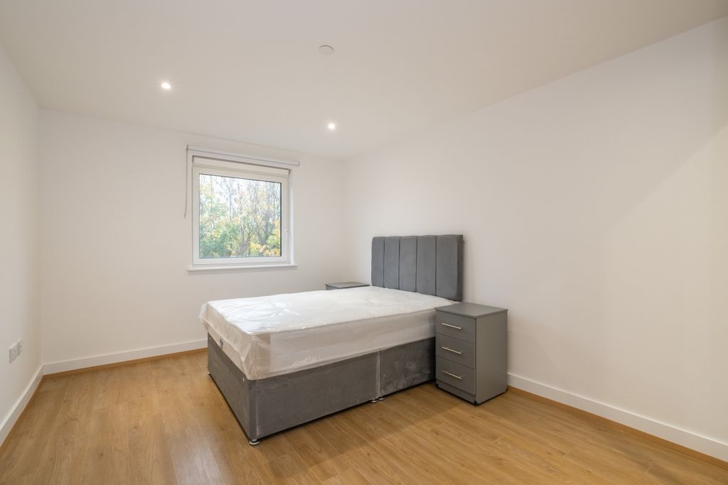 Property photo 3 of 9 128-Whyteleafe-Ho...