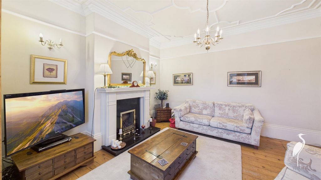 Property photo 3 of 35 Lounge