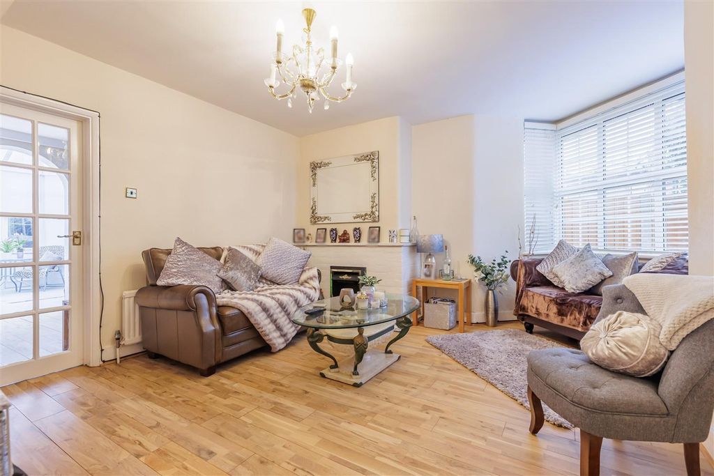 Property photo 3 of 28 223, High Road (10).Jpg