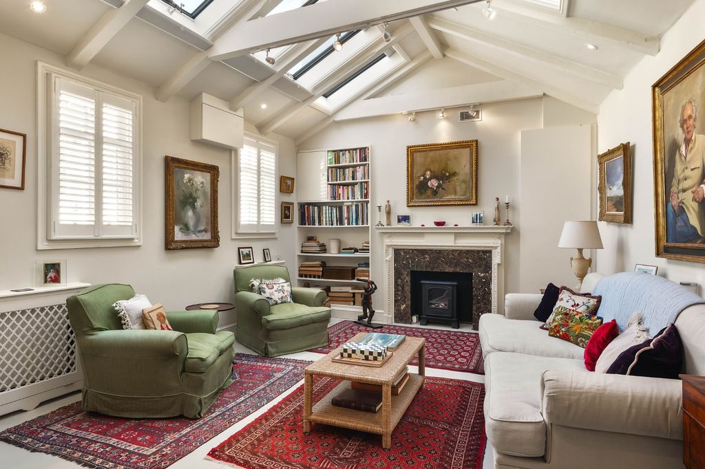Property photo 2 of 16 Studio Drawing Room