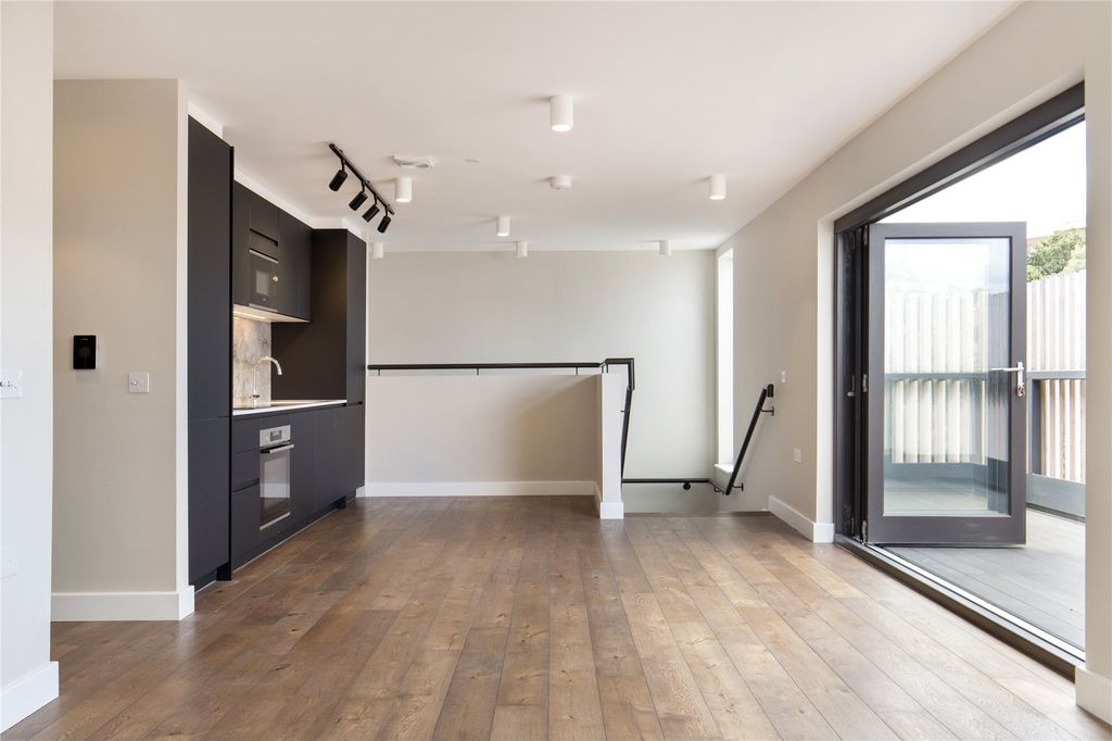 Property photo 1 of 10 Kitchen (2)