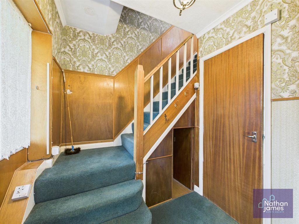 Property photo 3 of 14 Hallway