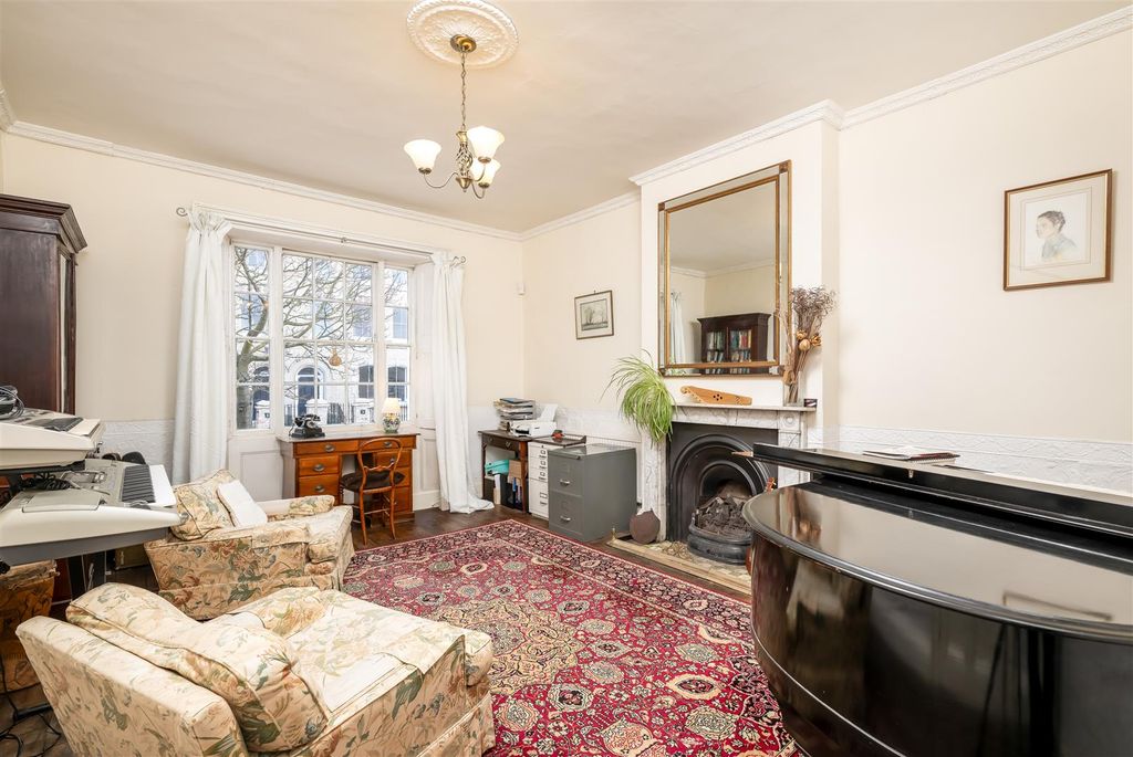 Property photo 3 of 27 250315 - 4 The Crescent, Bedford - 17.Jpg