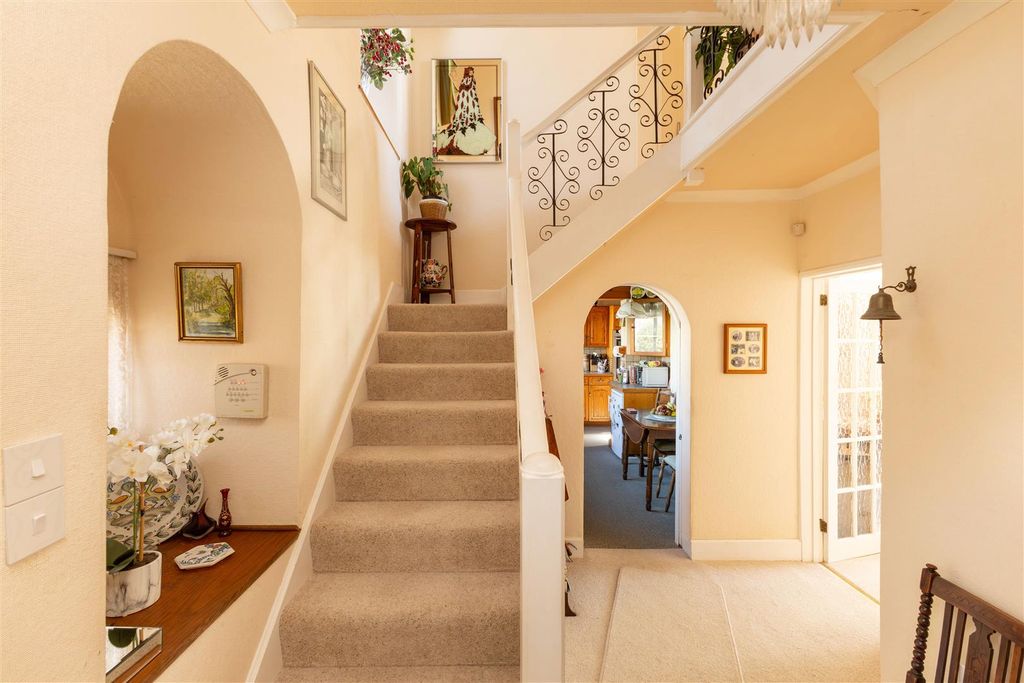 Property photo 3 of 22 Entrance Hall
