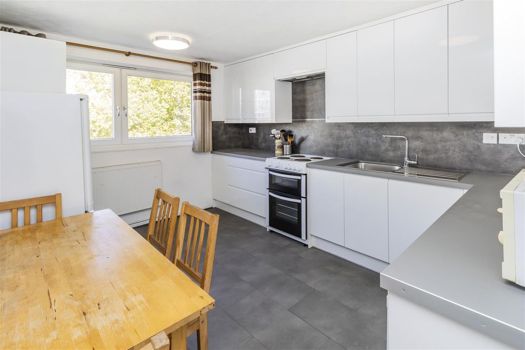 Property photo 3 of 13 5677.Jpg