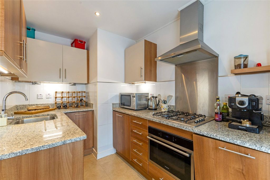Property photo 3 of 11 Kitchen