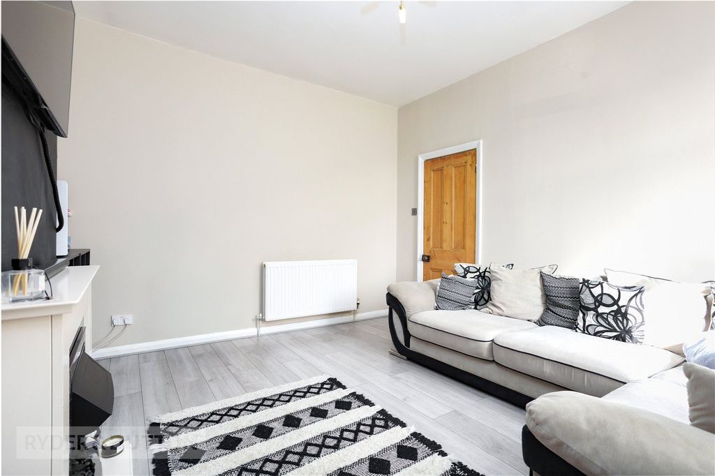 Property photo 3 of 20 Lounge