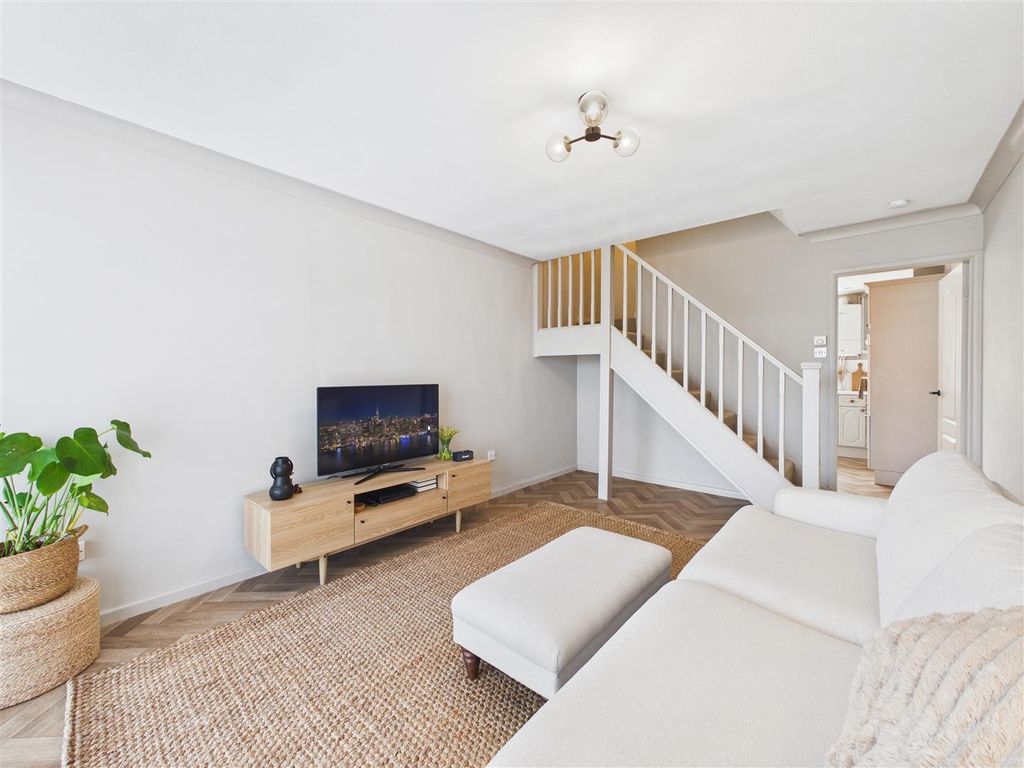 Property photo 2 of 16 Cam05476G0-Pr0156-Still010.Jpg