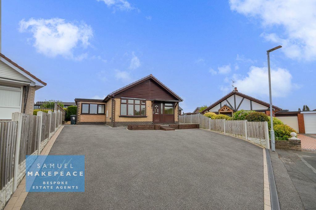 Property photo 1 of 15 Fully Modernised Two Bedroom Detached Bungalow With Large Driveway