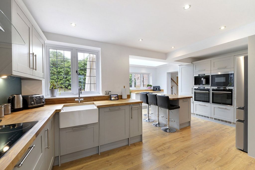 Property photo 2 of 14 Kitchen Breakfast