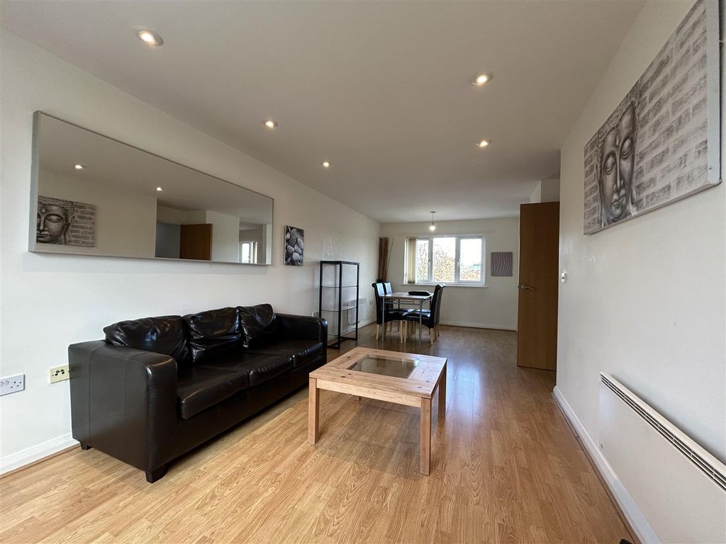 Property photo 3 of 11 Livingroom (3).Jpeg