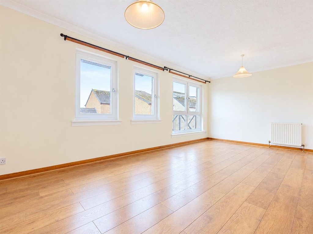 Property photo 2 of 8 Bright Empty Room With Oak Flooring.Png