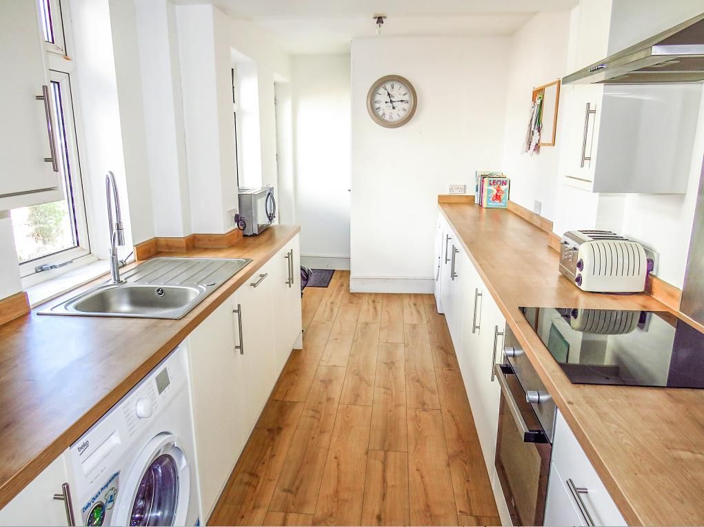 Property photo 3 of 10 Kitchen