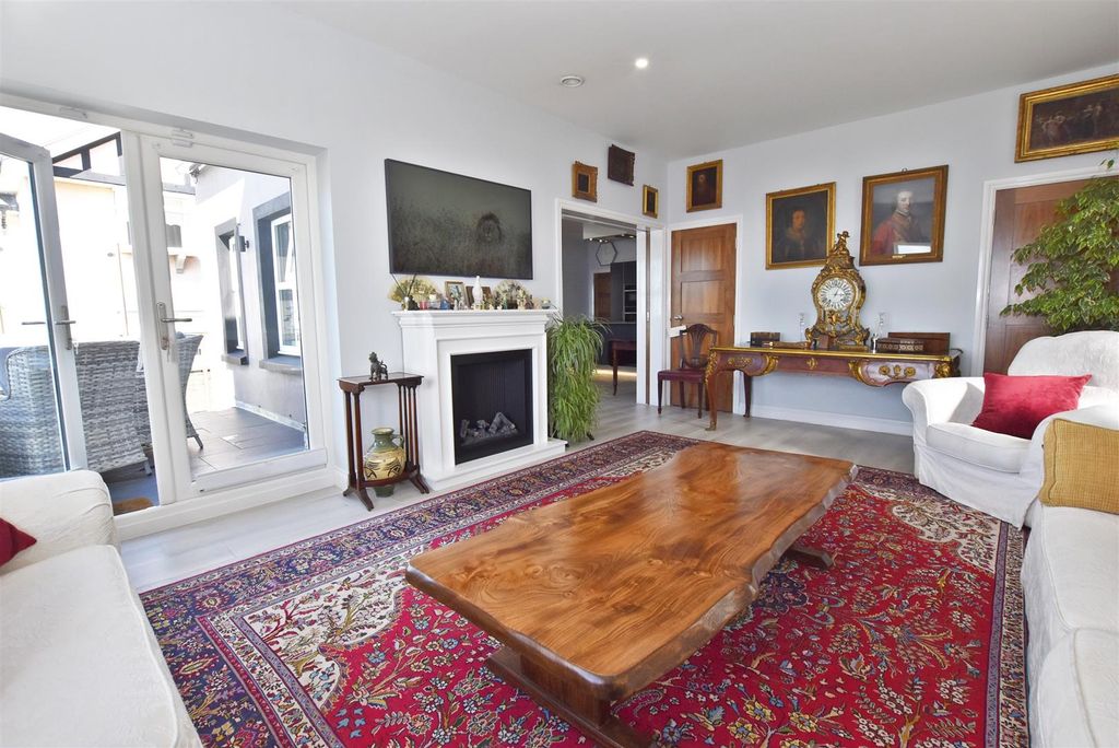 Property photo 3 of 36 Ddp05084 liv 2.Jpg