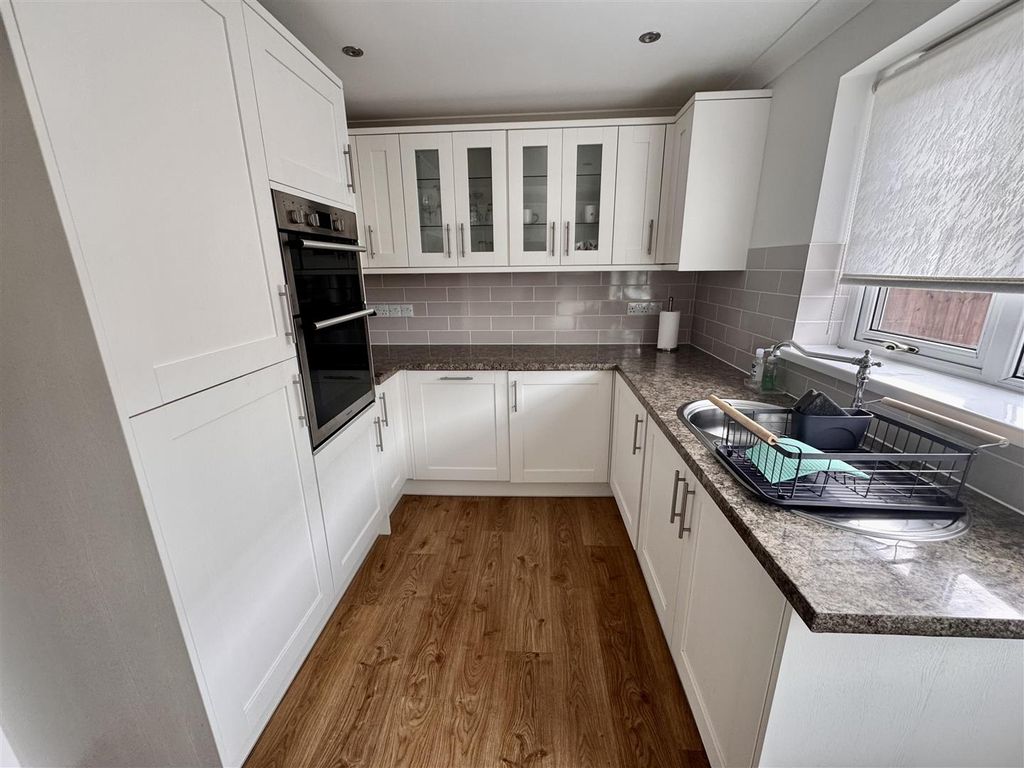 Property photo 3 of 16 Kitchen
