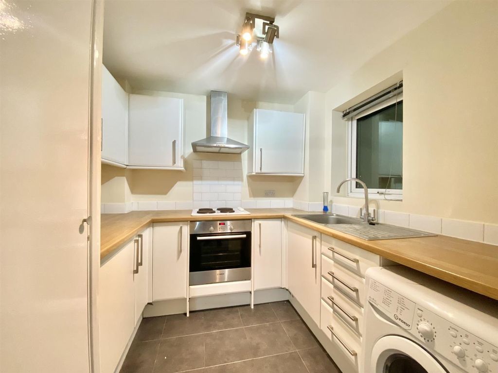Property photo 2 of 6 Kitchen