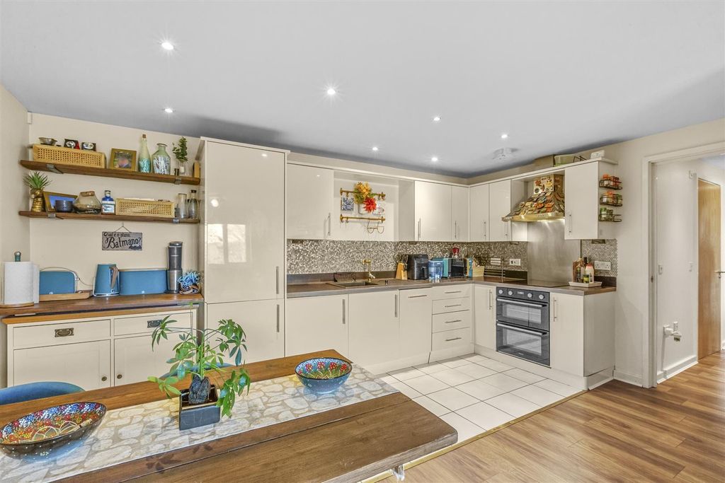 Property photo 3 of 13 12 Ives House, Ercolani Ave, Hp13 7Fz-1.Jpg