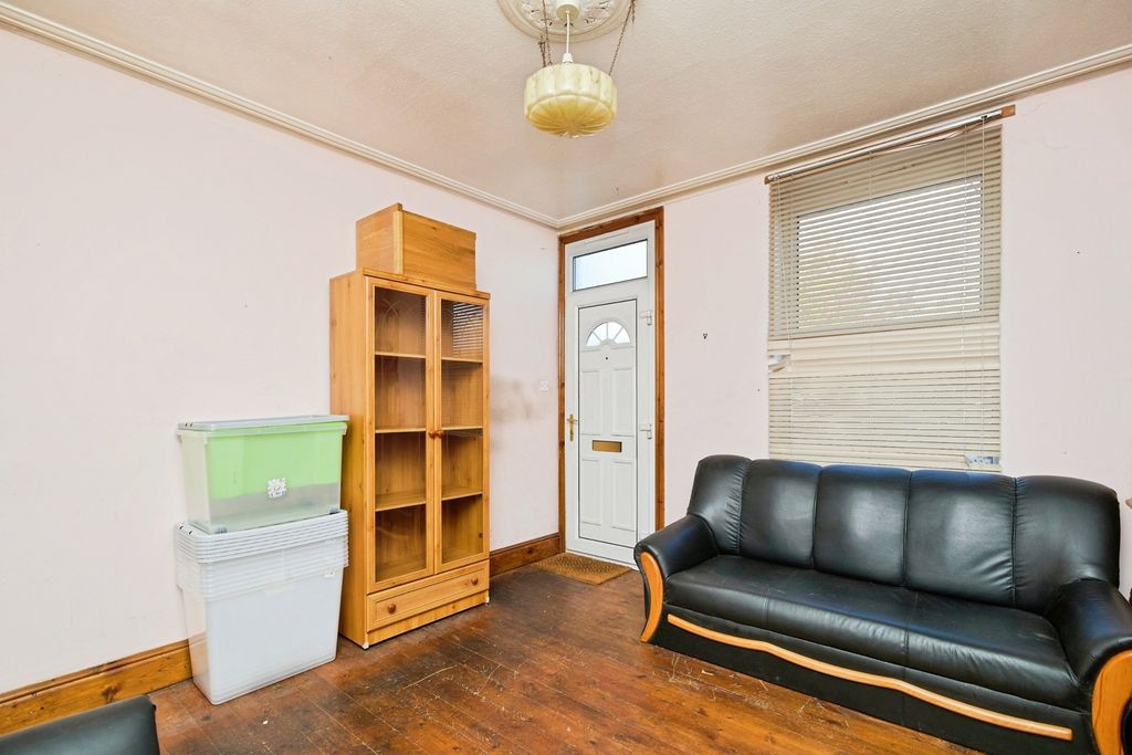 Property photo 3 of 16 Lounge