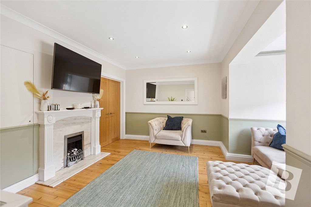 Property photo 3 of 18 Lounge