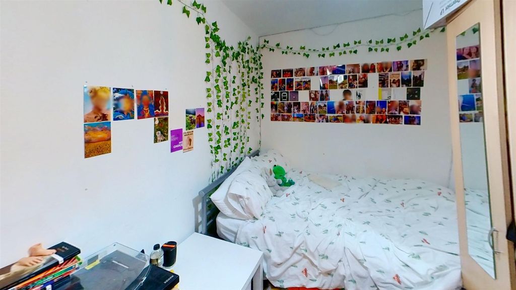 Property photo 3 of 8 196-Tiverton-Road-Be