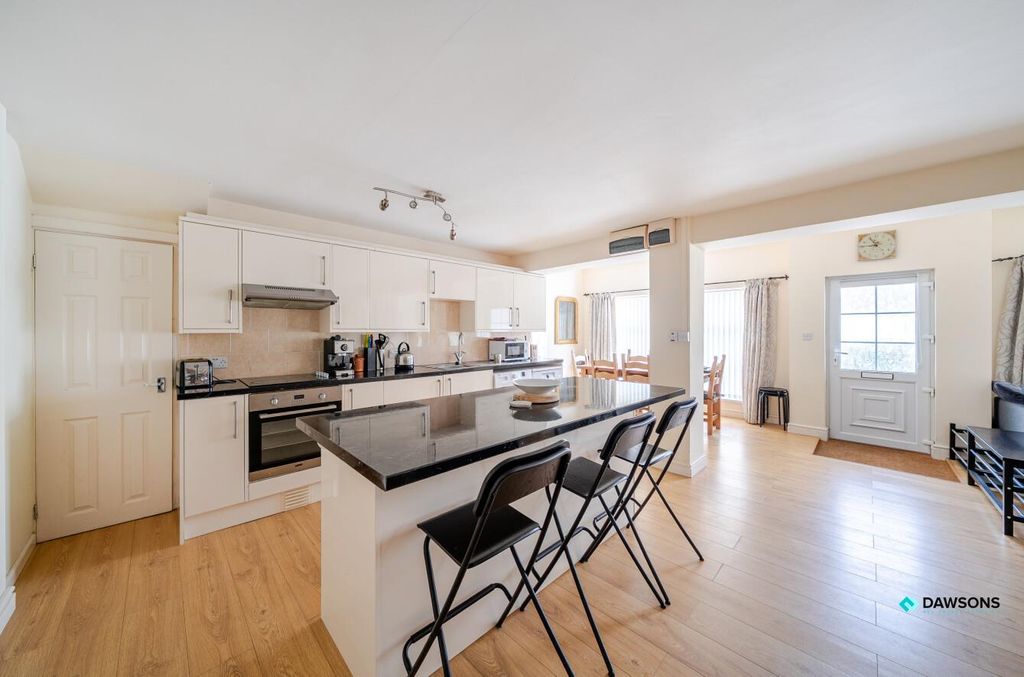 Property photo 3 of 19 7166147F-d457-4Bba-85A2-F95Bec0F949d.Jpg