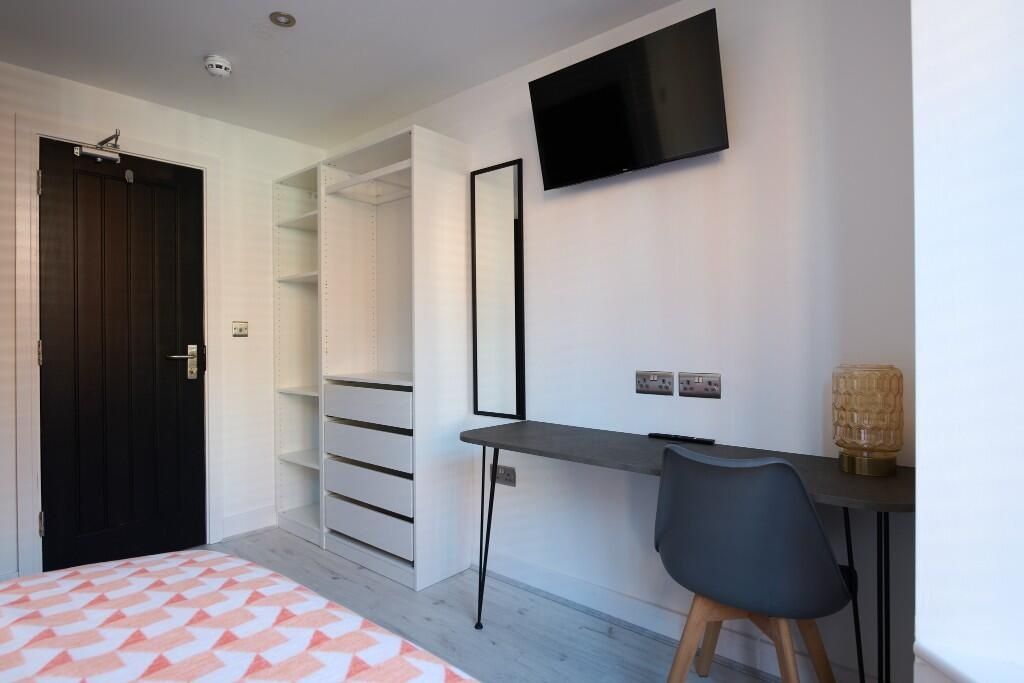 Property photo 1 of 15 Bright, Modern Double Bedroom With A Fitted Wardro...