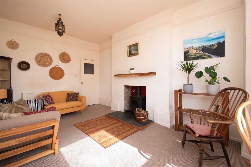 Property photo 2 of 14 Living Space