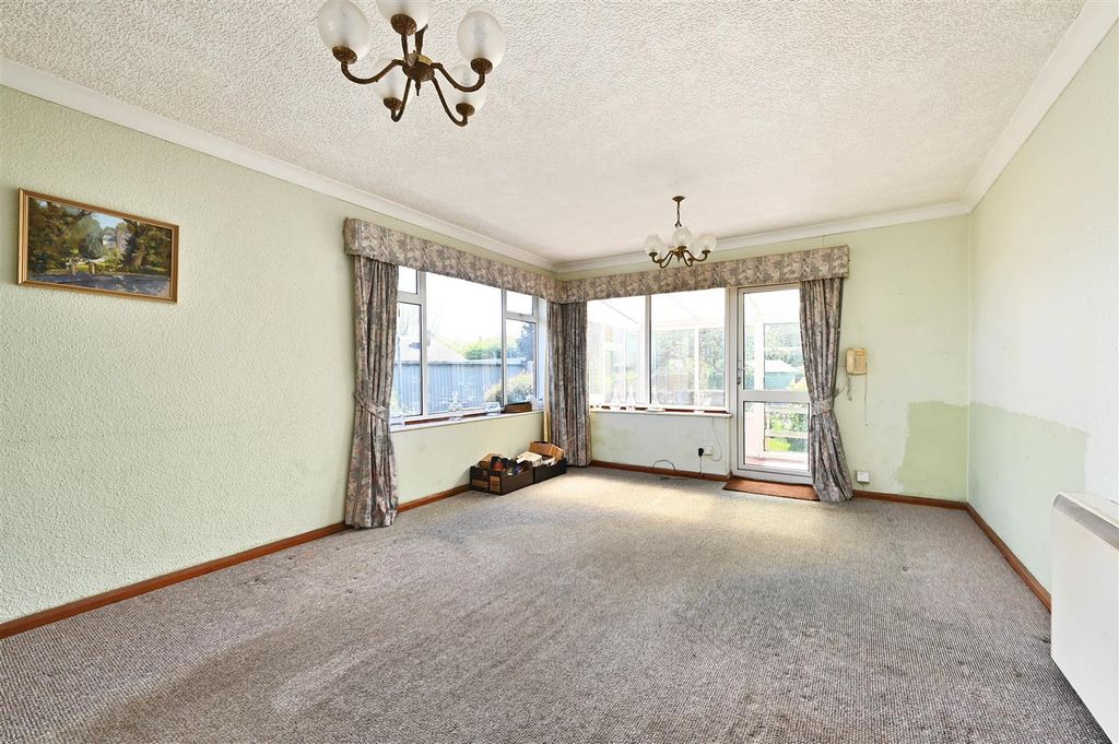 Property photo 3 of 16 6 Royston Gardens-Tn402Pd (9).Jpg