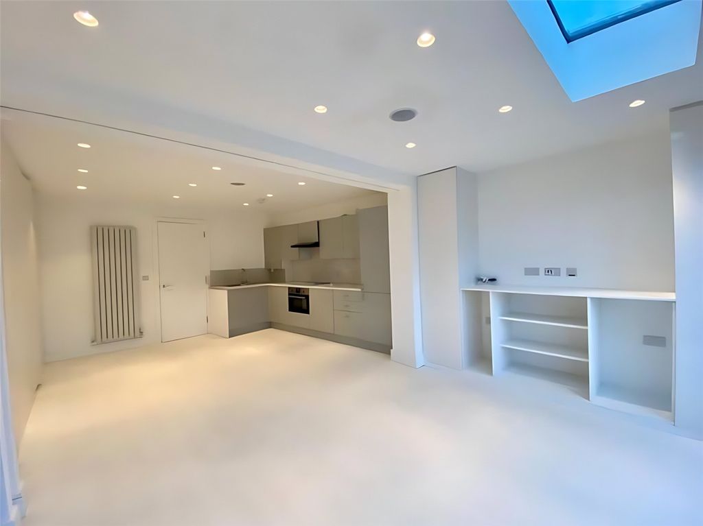 Property photo 3 of 11 Picture No. 02