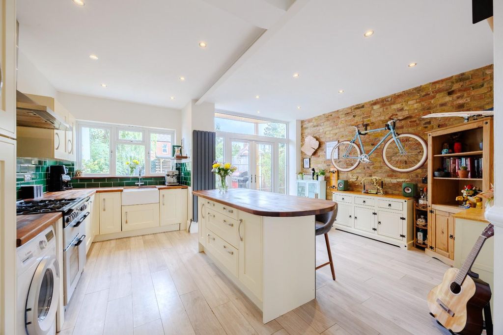 Property photo 3 of 25 Kitchen / Diner