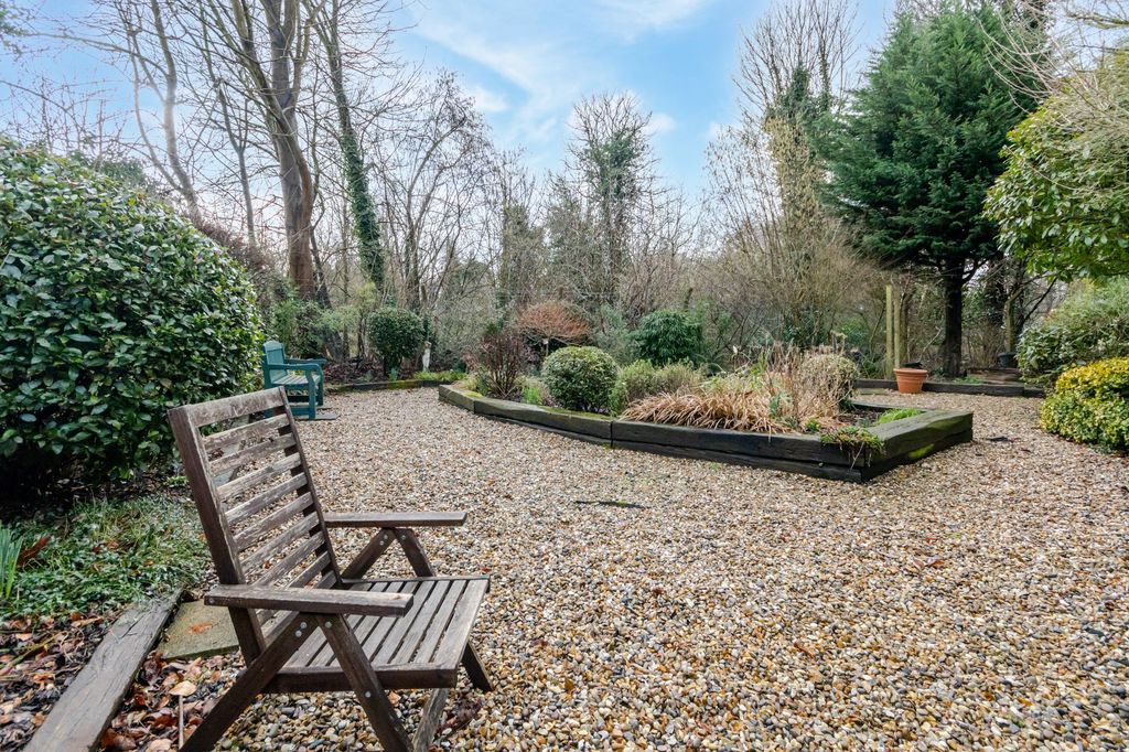 Property photo 3 of 16 Communal Gardens 2