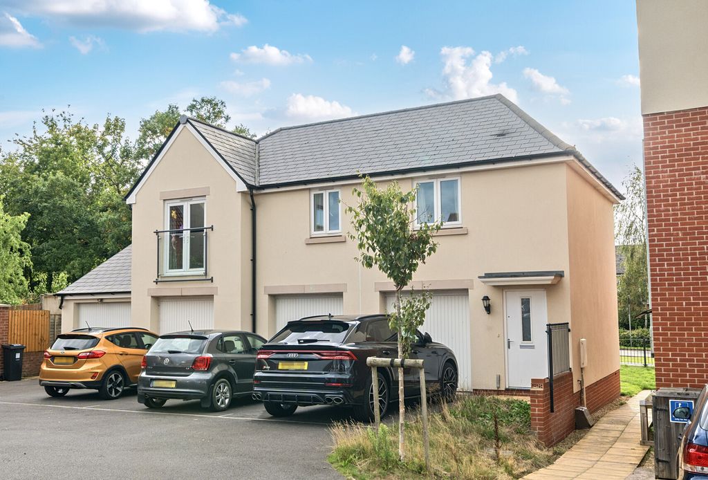 Property photo 1 of 11 1357252-12-68d662...