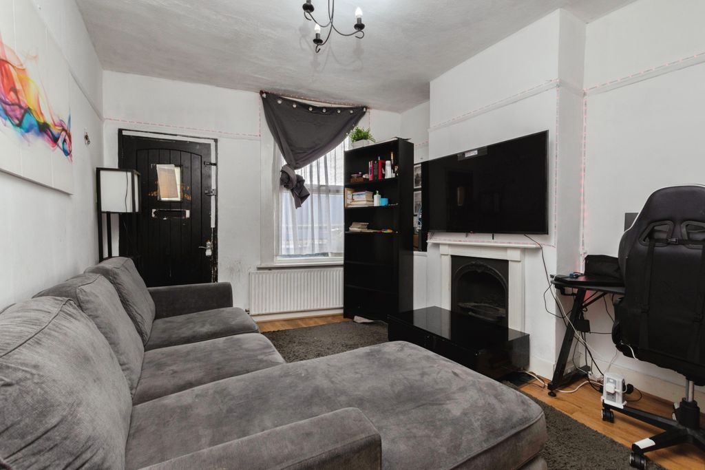 Property photo 2 of 16 Lounge