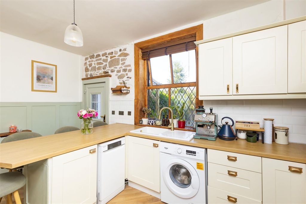 Property photo 3 of 31 Kitchen/Breakfast Room