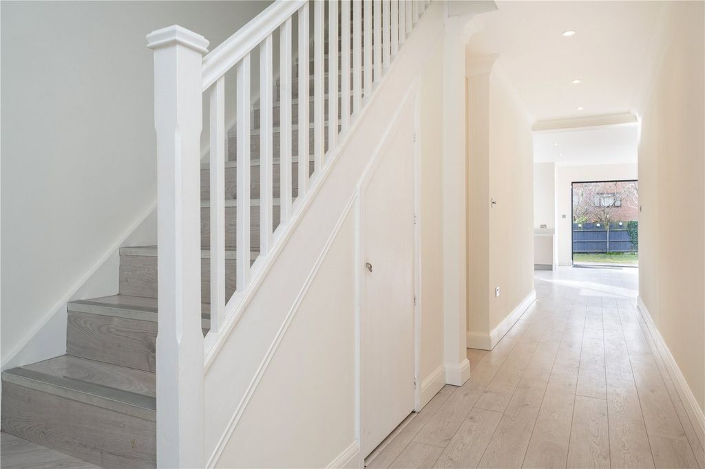 Property photo 3 of 11 Staircase