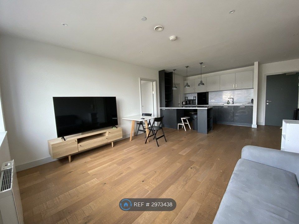 Property photo 1 of 7 Living Room / Kitchen (Window View)