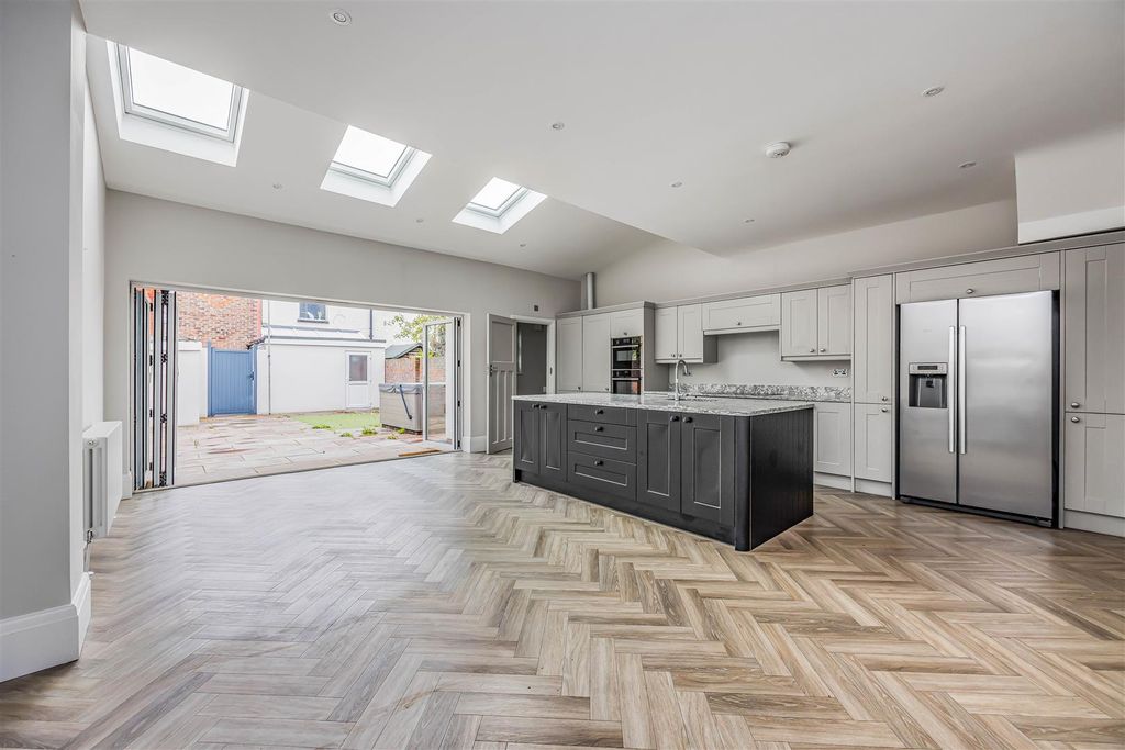 Property photo 2 of 26 68 Kirby Road, Copnor-Small-Porticomarketing-Soldb