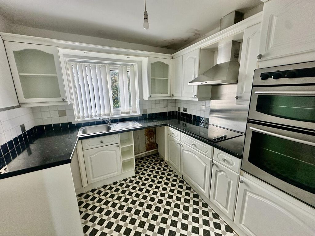 Property photo 3 of 7 Kitchen