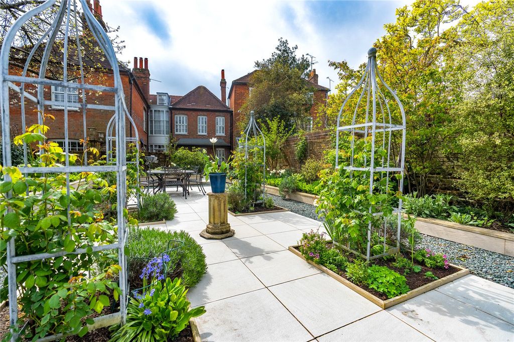 Property photo 3 of 70 Landscaped Garden