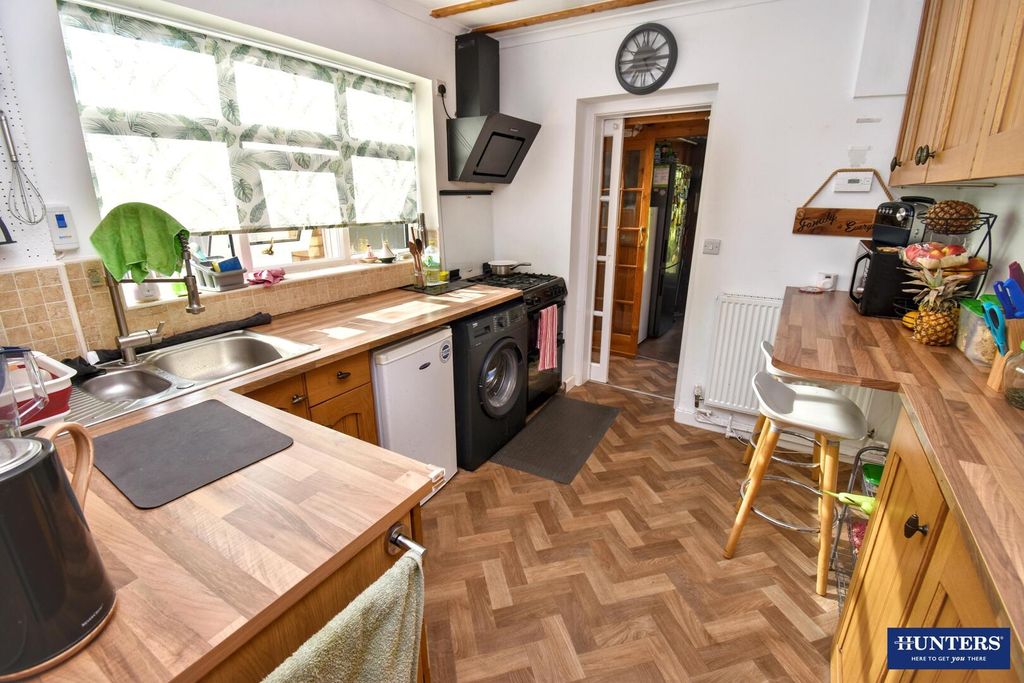 Property photo 3 of 17 Kitchen