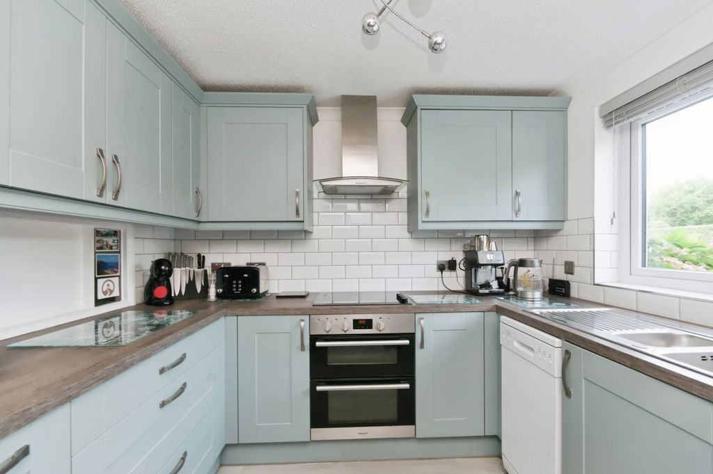 Property photo 3 of 18 Kitchen