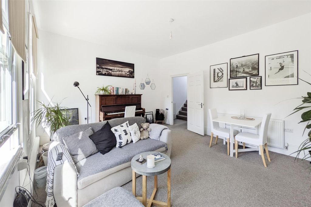 Property photo 3 of 15 Livroom3.Jpg