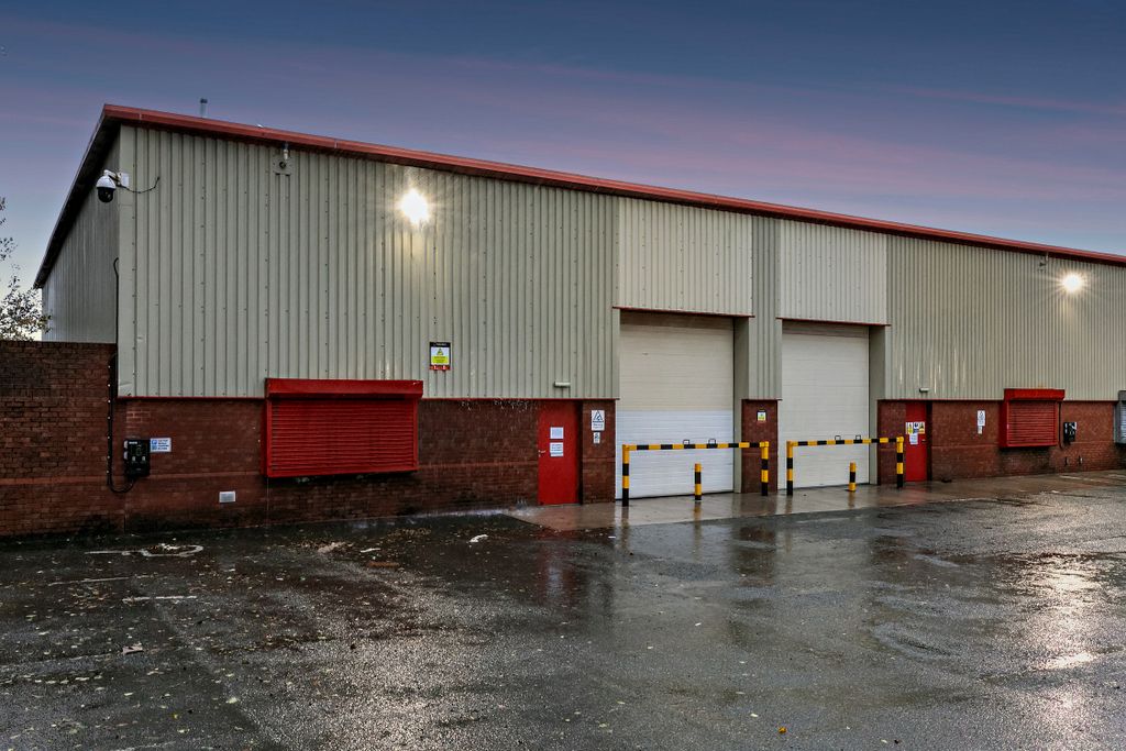 Property photo 3 of 11 8672802-Exterior04-V2-800