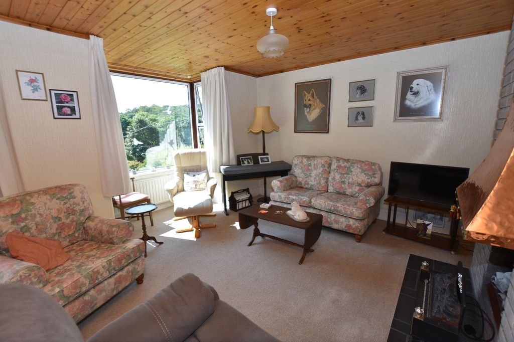Property photo 3 of 18 Lounge
