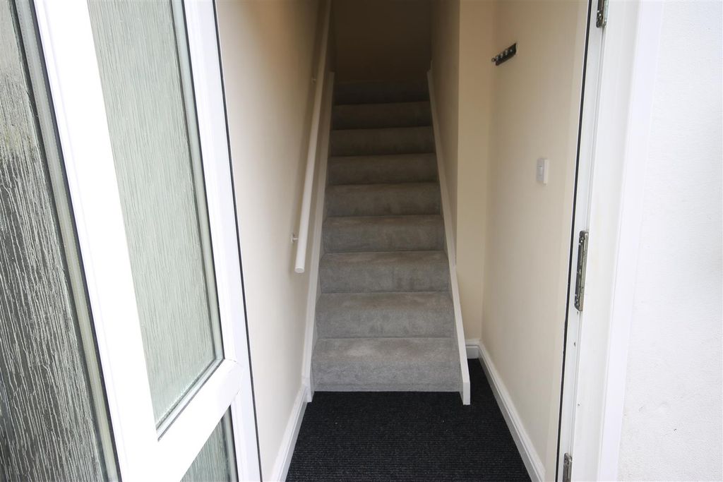 Property photo 2 of 8 Hallway