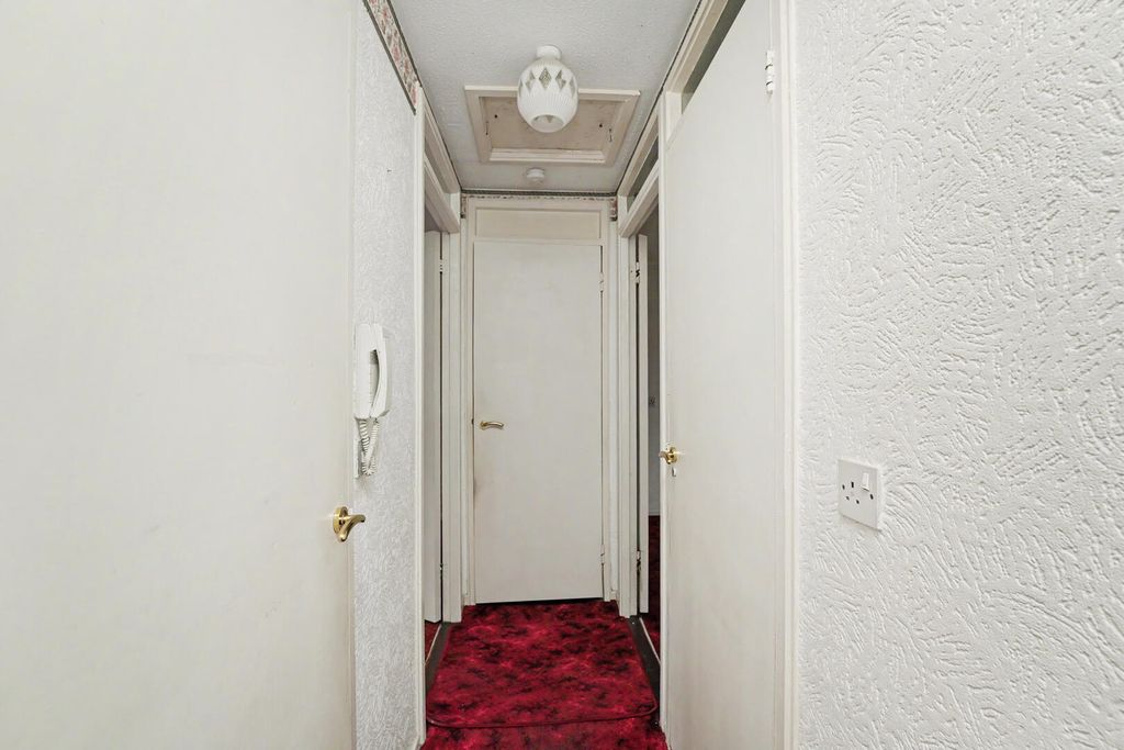 Property photo 3 of 14 Hallway