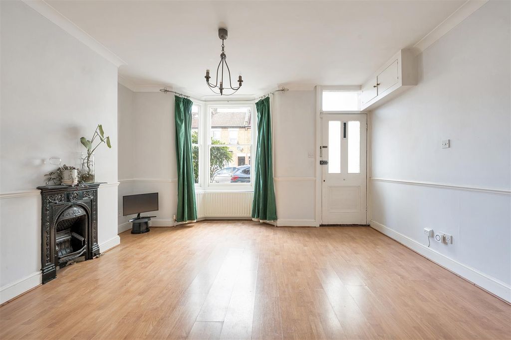 Property photo 2 of 21 Woodlands Road, E17