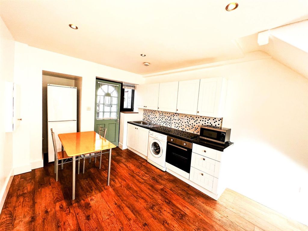 Property photo 3 of 10 High Rd Leytonstone E11